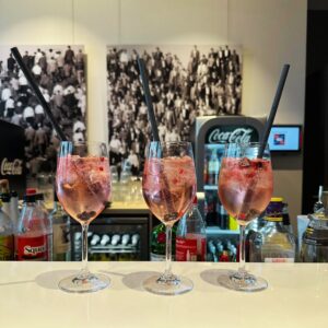 Drei Cocktailgläser