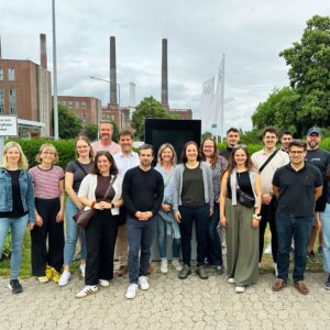 Gruppenfoto vor dem VW Werk