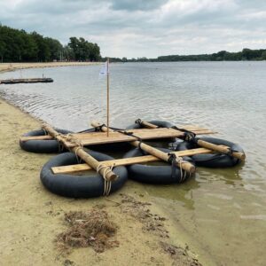Fertiges Floß auf dem See
